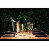 Lampe de table LED sans fil, or et noir ROME SECURIT - Lampe de table Securit ROME sur une table dressée en terrasse