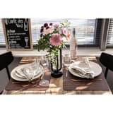 Lampe-vase LED sans fil, tube en verre FLORENCE SECURIT - Lampe-vase Securit FLORENCE fleurie sur une table de restaurant