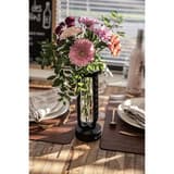 Lampe-vase LED sans fil, tube en verre FLORENCE SECURIT - Lampe-vase Securit FLORENCE allumée avec un bouquet, sur une table dressée