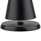 Lampe de table LED sans fil, forme conique CONE APS - Base de la lampe APS CONE soulevée au-dessus du socle de charge