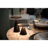 Lampe de table LED sans fil, forme conique CONE APS - Lampe de table APS CONE allumée sur une table de restaurant