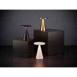 Lampe de table LED sans fil, forme conique CONE APS - Lampes de table APS CONE noire, dorée et blanche sur des cubes