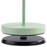 Lampe de table LED sans fil, abat-jour en métal MERLE APS - Pied de la lampe APS MERLE soulevé au-dessus du socle de charge
