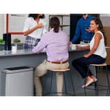 Poubelle automatique à capteur 2 × 20 litres NO TOUCH DUO DURABLE - Poubelle automatique DURABLE NO TOUCH DUO, en situation dans un espace de pause