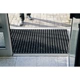 Tapis caillebotis en caoutchouc, intérieur et extérieur EAZYCARE SCRUB MILTEX - Tapis caillebotis miltex EAZYCARE SCRUB noir 80 × 120 cm, tapis posé dans une entrée