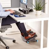 Repose-pieds massant, 3 hauteurs et bascule Energizer FELLOWES - Repose-pieds Fellowes Energizer, pieds posés dessus, sous un bureau