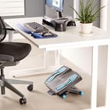 Repose-pieds massant, 3 hauteurs et bascule Energizer FELLOWES - Repose-pieds Fellowes Energizer, posé au sol sous un bureau