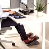 Repose-pieds réglable, protection antimicrobienne Office Suites Microban FELLOWES - Repose-pieds Fellowes Office Suites Microban, pieds posés dessus, sous un bureau