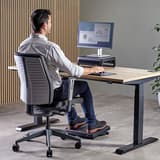 Repose-pieds massant, 3 hauteurs Professional Series Ultimate FELLOWES - Repose-pieds Fellowes Professional Series Ultimate, utilisateur assis au bureau
