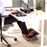 Repose-pieds en métal, grand plateau Professional Series métal FELLOWES - Repose-pieds métal Fellowes Professional Series, pieds posés dessus, sous un bureau