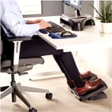 Repose-pieds à plateau ventilé, 2 hauteurs Refresh FELLOWES - Repose-pieds Fellowes Refresh, pieds posés dessus, sous un bureau