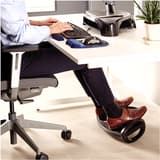 Repose-pieds à bascule, 2 hauteurs Smart Suites Rocker FELLOWES - Repose-pieds Fellowes Smart Suites Rocker, pieds posés dessus, sous un bureau