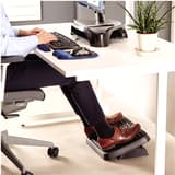 Repose-pieds à picots, 2 hauteurs Standard FELLOWES - Repose-pieds Fellowes Standard, pieds posés dessus, sous un bureau