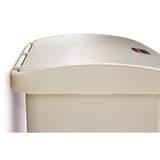 Poubelle à pédale frontale, 15 à 90 litres Streamline RUBBERMAID - Poubelle à pédale Rubbermaid Streamline 30 litres noir, charnière intérieure, posée contre un mur
