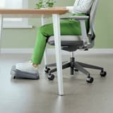Repose-pieds réglable, 80 % de plastique recyclé Ergo recyclé LEITZ - Repose-pieds LEITZ Ergo recyclé, en situation sous le bureau