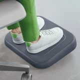 Repose-pieds réglable, 80 % de plastique recyclé Ergo recyclé LEITZ - Repose-pieds LEITZ Ergo recyclé, détail de la surface texturée avec une chaussure