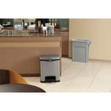 Poubelle à pédale en inox, 30 à 90 litres Impressions RUBBERMAID - Poubelle à pédale inox Rubbermaid Impressions 30 litres, en situation dans un espace d'accueil