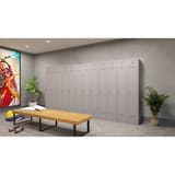 Vestiaire 1 porte en acier, 242 litres PL1130, serrure à clé PHOENIX - Vestiaire Phoenix PL1130 serrure à clé gris clair, en situation dans un vestiaire