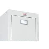 Vestiaire 1 porte en acier, 242 litres PL1130, serrure à clé PHOENIX - Vestiaire Phoenix PL1130 serrure à clé gris clair, en situation dans un vestiaire