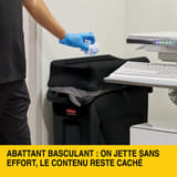 Couvercle basculant pour collecteur Slim Jim Slim Jim couvercle basculant RUBBERMAID - Couvercle basculant Rubbermaid Slim Jim noir, abattant basculant en usage