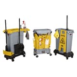 Chariot à roulettes attelable pour collecteur Slim Jim Slim Jim chariot attelable RUBBERMAID - Chariot attelable Rubbermaid Slim Jim, en situation avec un chariot de ménage