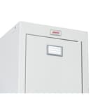 Casier 4 portes en acier, 4 x 60,5 litres PL1430, serrure à clé PHOENIX - Casier Phoenix PL1430 serrure à clé gris clair, en situation dans un vestiaire