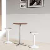 Tabouret assis-debout ERGO BOOST blanc-gris UNILUX - Tabouret assis-debout UNILUX ERGO BOOST blanc-gris, en situation
