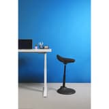 Tabouret assis-debout FLEXY noir ALBA - Tabouret assis-debout ALBA FLEXY noir, en situation