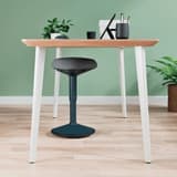 Tabouret actif Ergo Active gris foncé LEITZ - Tabouret actif LEITZ Ergo Active gris foncé, en situation à un bureau