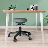 Tabouret à roulettes Ergo assise oscillante gris clair LEITZ - Tabouret à roulettes LEITZ Ergo assise oscillante gris clair, en situation