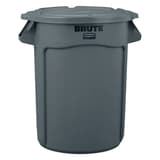 Couvercle pour collecteur BRUTE 121,1 litres BRUTE couvercle 121,1 litres RUBBERMAID - Couvercle gris Rubbermaid BRUTE 121,1 litres, posé sur un collecteur BRUTE