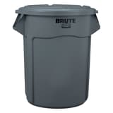 Couvercle pour collecteur BRUTE 208,2 litres BRUTE couvercle 208,2 litres RUBBERMAID - Couvercle gris Rubbermaid BRUTE 208,2 litres, posé sur un collecteur BRUTE