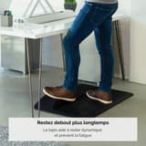 Tapis anti-fatigue avec marche d'étirement ActiveFusion FELLOWES - Tapis anti-fatigue Fellowes ActiveFusion sous un bureau assis-debout