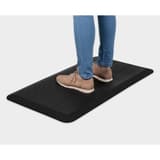 Tapis anti-fatigue à dos antidérapant Comfort HANSA - Personne debout sur le tapis anti-fatigue Hansa Comfort