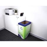 Collecteur de papier en carton, 69 litres grande corbeille de tri FELLOWES - Grande corbeille de tri Fellowes BANKERS BOX, à côté d'un bureau