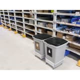 Poubelle de tri carrée en plastique recyclé, 90 litres DURABIN ECO 90 DURABLE - Poubelle DURABLE DURABIN ECO 90 litres gris, en situation