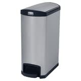 Poubelle à pédale étroite en inox noir, 50 litres Slim Jim End Step 50 litres RUBBERMAID - Poubelle à pédale Rubbermaid Slim Jim End Step 50 litres, vue de trois quarts