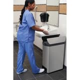 Poubelle à pédale étroite en inox noir, 50 litres Slim Jim End Step 50 litres RUBBERMAID - Poubelle Rubbermaid Slim Jim End Step 50 litres en milieu de soins
