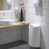 Poubelle murale ou au sol pour sanitaires, 50 litres Elevation 50 litres TORK - Poubelle Tork Elevation 50 litres blanche dans des sanitaires