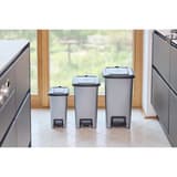 Poubelle à pédale en plastique, 40 litres Poubelle à pédale olaf 40 litres KEEEPER - Poubelles à pédale keeeper olaf en situation