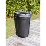 Poubelle d'extérieur à roulettes avec couvercle, 110 litres Poubelle à roulettes 110 litres EDA - Poubelle EDA 110 litres sur une terrasse en bois