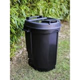 Poubelle d'extérieur à roulettes avec couvercle, 110 litres Poubelle à roulettes 110 litres EDA - Poubelle EDA 110 litres dans un jardin