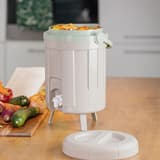 Composteur de cuisine par fermentation, 8 litres Composteur de cuisine Bokashi 8 litres EDA - Composteur de cuisine Bokashi EDA 8 litres ouvert, rempli de déchets