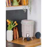 Composteur de cuisine par fermentation, 8 litres Composteur de cuisine Bokashi 8 litres EDA - Composteur de cuisine Bokashi EDA 8 litres posé sur un comptoir