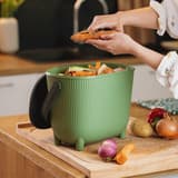 Poubelle à compost avec filtre à charbon, 10 litres Poubelle à compost avec filtre 10 litres EDA - Couvercle ouvert de la poubelle à compost EDA 10 litres