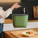 Poubelle à compost avec filtre à charbon, 10 litres Poubelle à compost avec filtre 10 litres EDA - Poubelle à compost EDA 10 litres portée par son anse