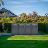 Abri pour quatre poubelles, bacs jusqu'à 240 litres GB4426 PHOENIX - Abri pour quatre poubelles Phoenix GB4426 anthracite, en situation dans un jardin