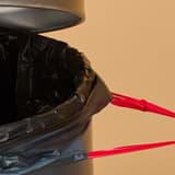 Rouleau de 10 sacs en plastique recyclé Sacs poubelle à bande de fixation 60 litres, noirs SWIRL - Sac poubelle swirl 60 litres en situation