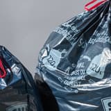 Rouleau de 12 sacs renforcés en plastique recyclé Sacs poubelle renforcés à liens coulissants 120 litres, noirs SWIRL - Sac poubelle swirl 120 litres en situation