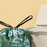 Rouleau de 18 sacs recyclés labellisés Ange bleu Sacs poubelle à liens coulissants 20 litres, verts SWIRL - Sac poubelle swirl 20 litres en situation